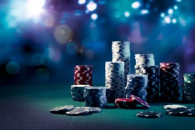 Live Sakong table showing dealer hand, player cards, and betting interface with ante and call buttons